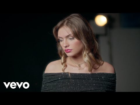 Chloé MORONI - Mes chers parents (Official Music Video)