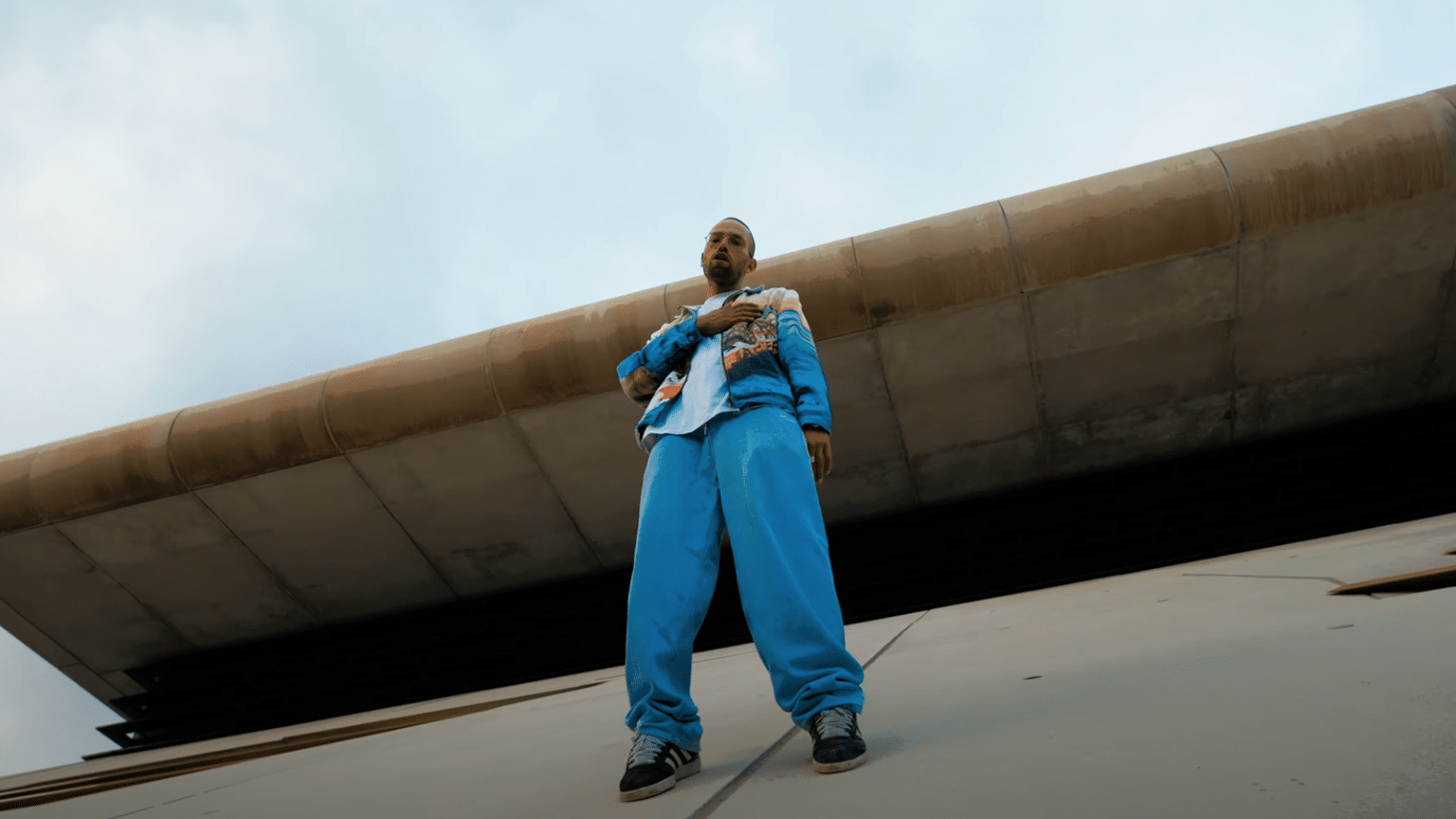 photo de Bonobo fait des Grands Pas sur de la drill