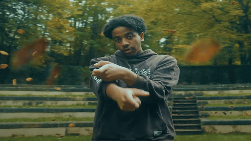 Photo de KINVI n’est « Jamais loin d’chez moi » dans son dernier clip