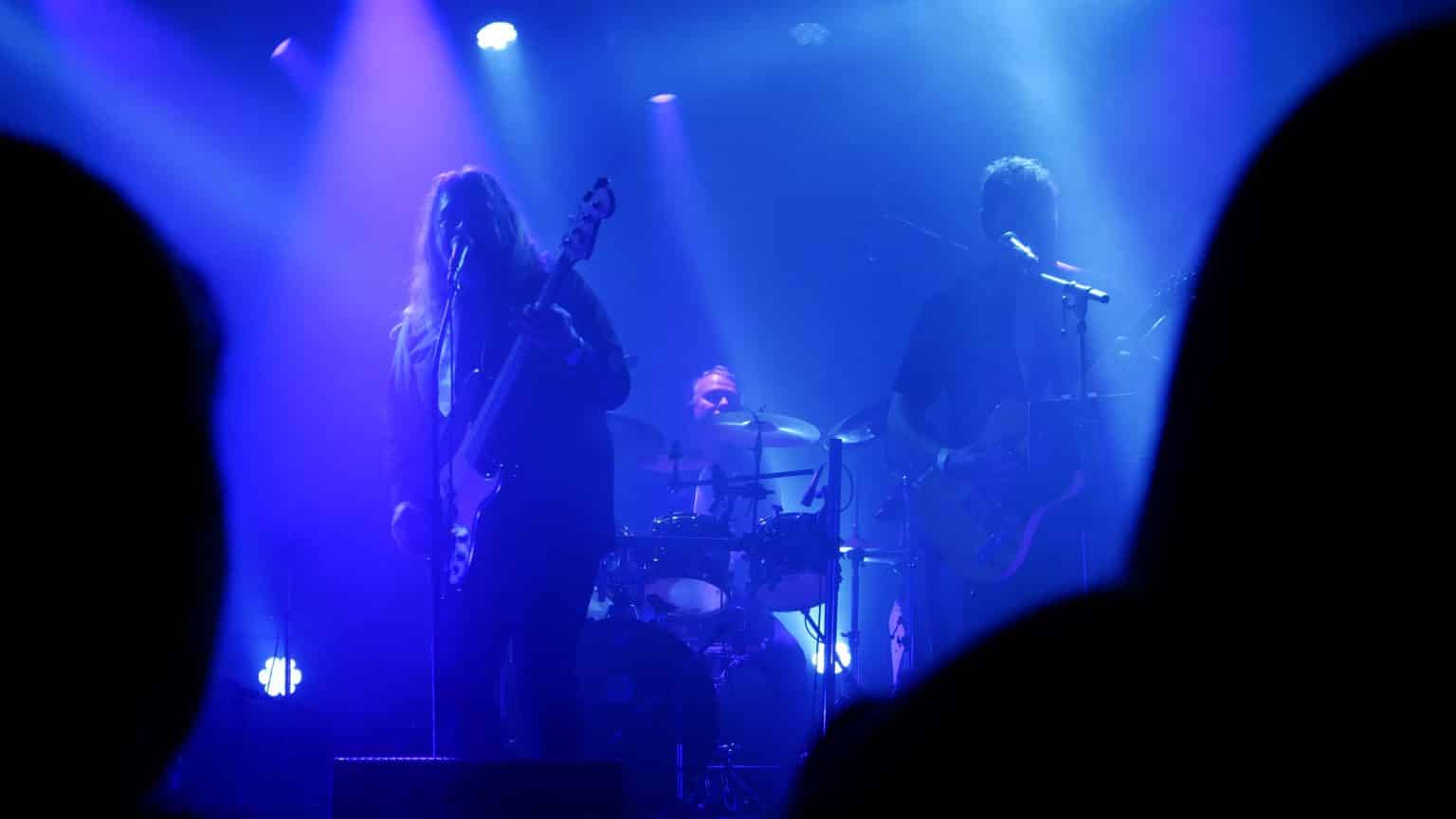 Un trio de rock français qui en jette. Branchez les guitares... 