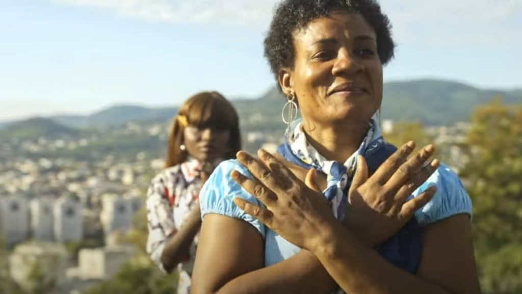 photo de Les yeux rivés vers l'au-dela, Edwige LaGloire chante « Merci »