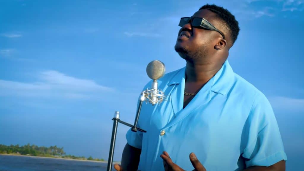 photo de NIFA FANAFOULE, les yeux rivés sur l'océan pour son nouveau clip « LE PAPIER »