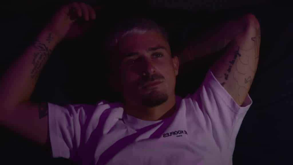 photo de RK'M a la tête dans les étoiles pour son nouveau clip Ancré