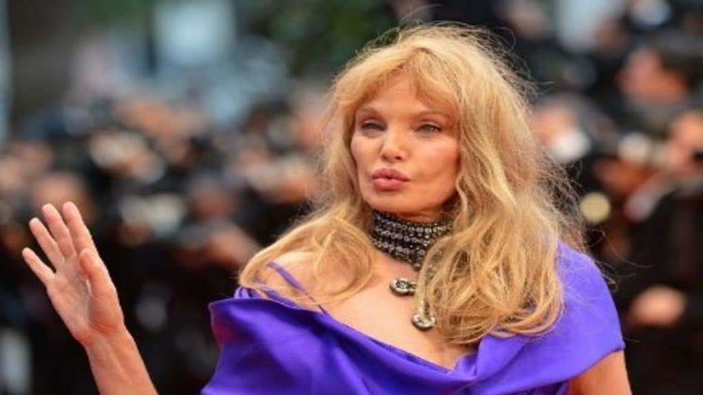 Photo de Malgré son âge, Arielle Dombasle continue de faire vibrer le cœur de ses fans
