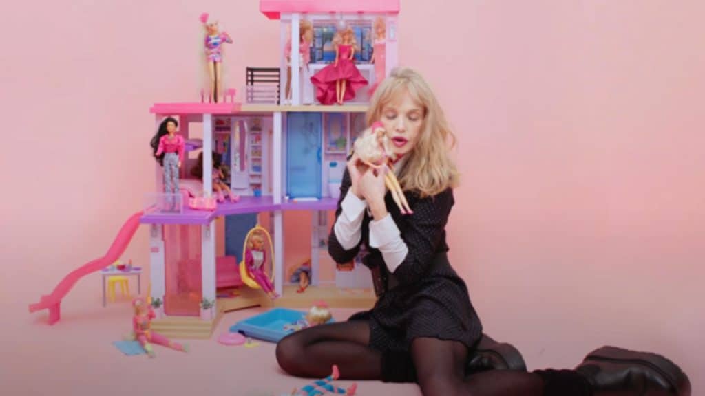 photo de Arielle Dombasle est une poupée de rêve pour son nouveau clip Barbiconic