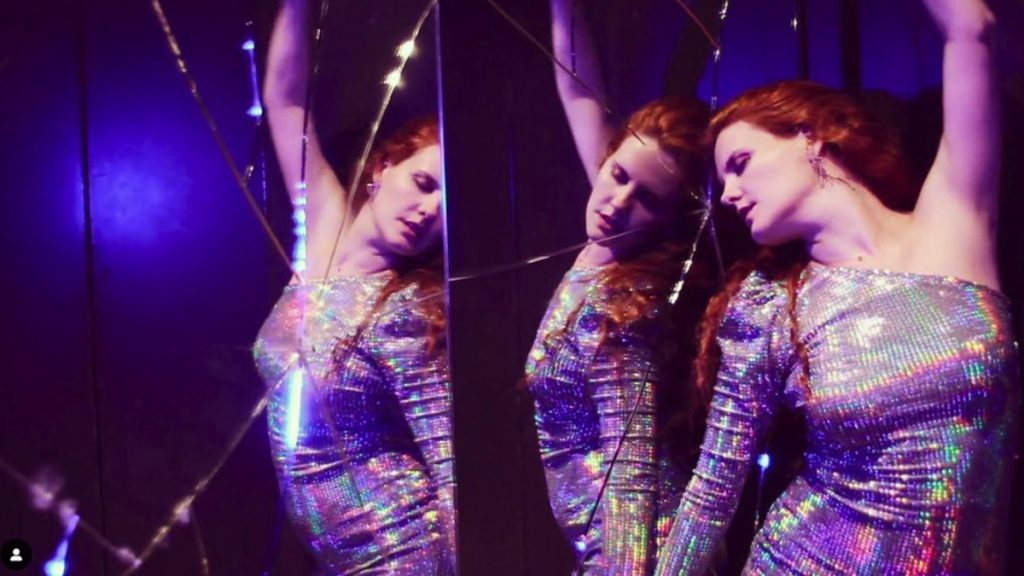 photo de Chloé Deroy voit la vie en rose pour son nouveau clip « Superpose »