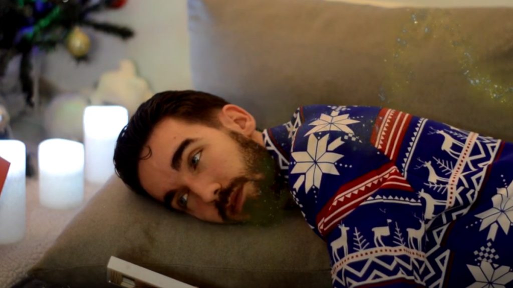 photo de Cœur Corsaire distille la magie de noël dans son nouveau clip « Les gens que j'aime 🎄 ».