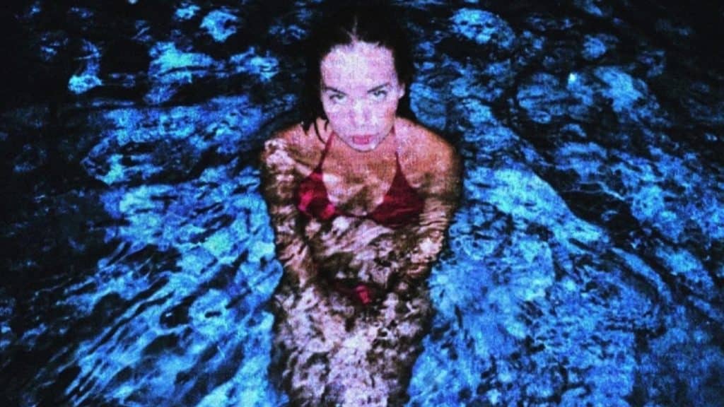 photo de LL vient nous régaler avec sa « Trash Tape »