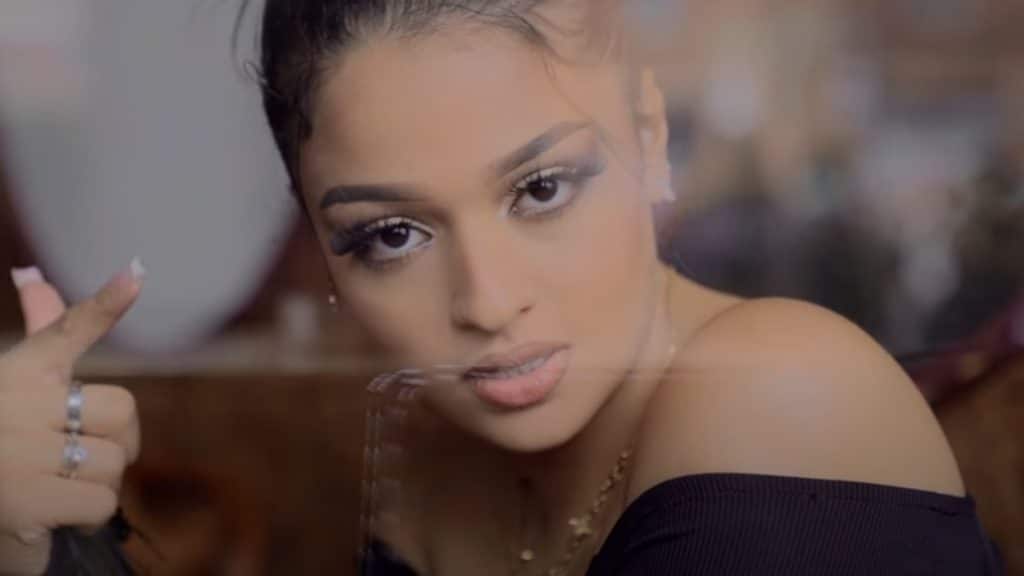 photo de Nessa Amn, envoutante pour son nouveau clip « Ralentis »