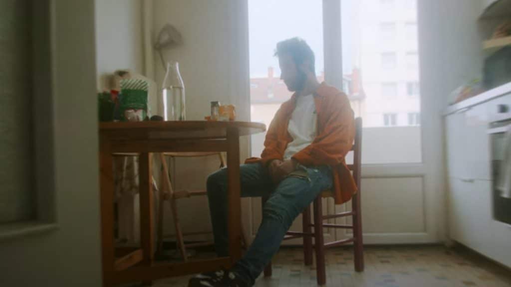 photo de Plaska cherche la lumière dans son nouveau clip Luciole