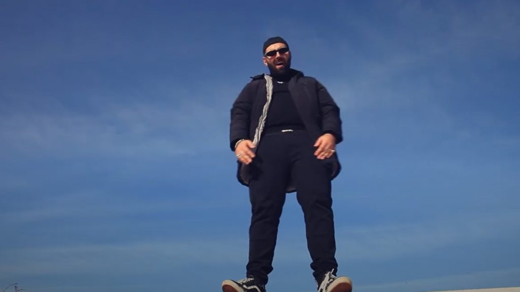 photo de SINKRO converse avec son « BLUES » pour son nouveau clip