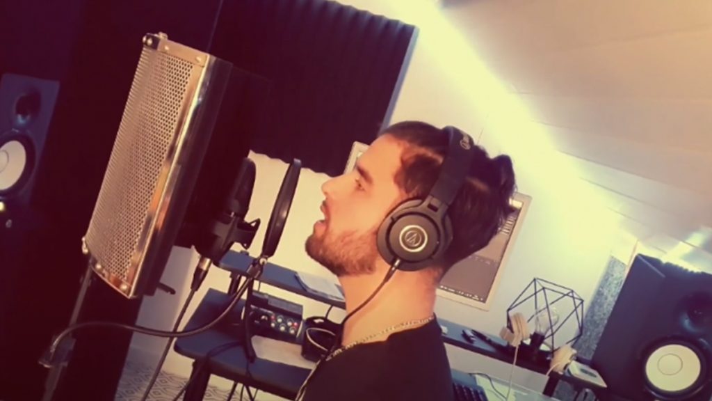 photo de YX.Í lâche un freestyle en espagnol depuis son studio