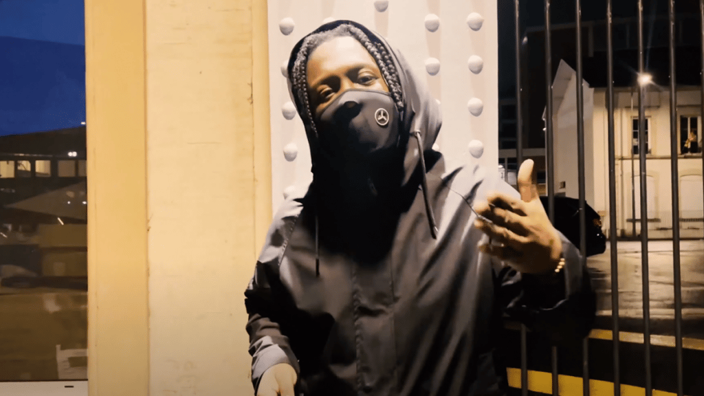 BILLIONGA essaye de « Pardonner » dans son nouveau clip photo de BILLIONGA essaye de « Pardonner » dans son nouveau clip