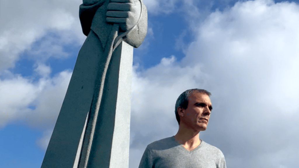 Évadez-vous « Avec Un Peu De Terre », le nouveau clip de NAREN photo de Évadez-vous « Avec Un Peu De Terre », le nouveau clip de NAREN