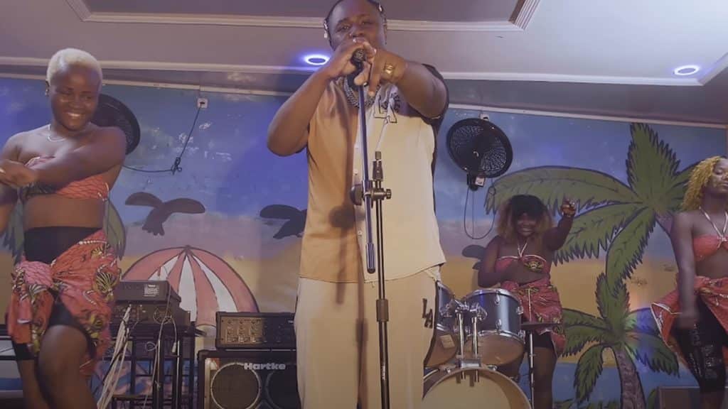 photo de FKJ FOF envoie du love pour son nouveau clip Avec Vous