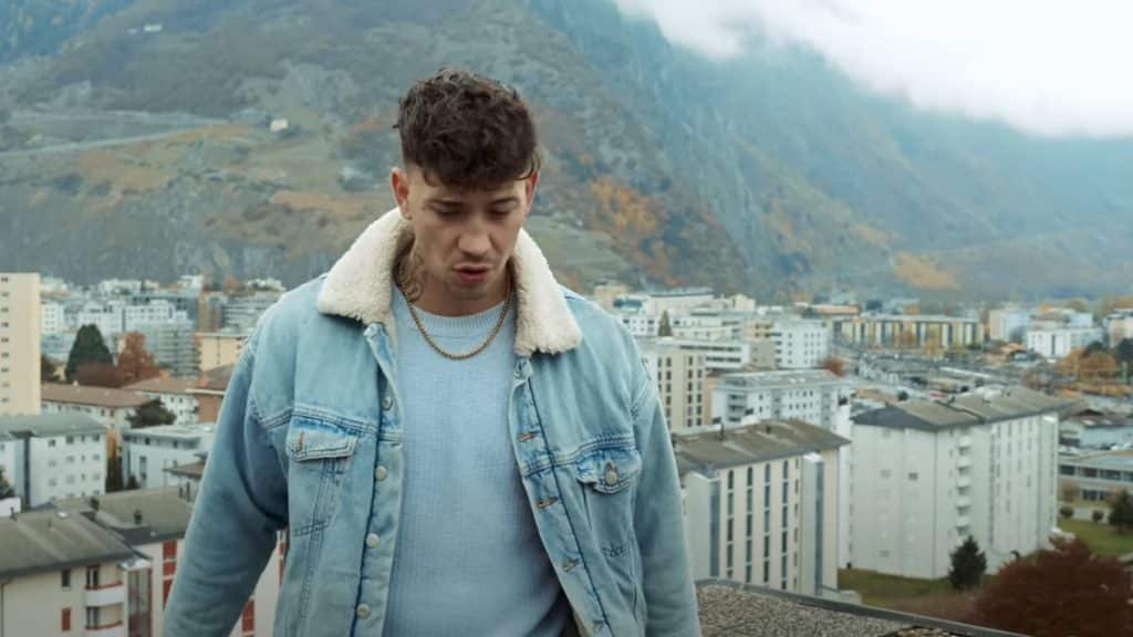photo de Hakres rappe sur le toit du monde dans « Mon Ghetto »