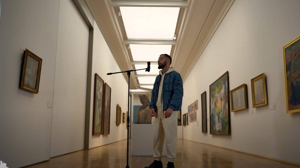 photo de Hicham envoie de « La frappe » en plein milieu d'un musée d'art de Nantes