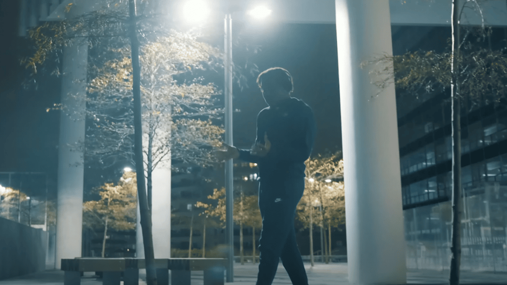 photo de KEZ NFL en mode « Scammer » pour son nouveau clip