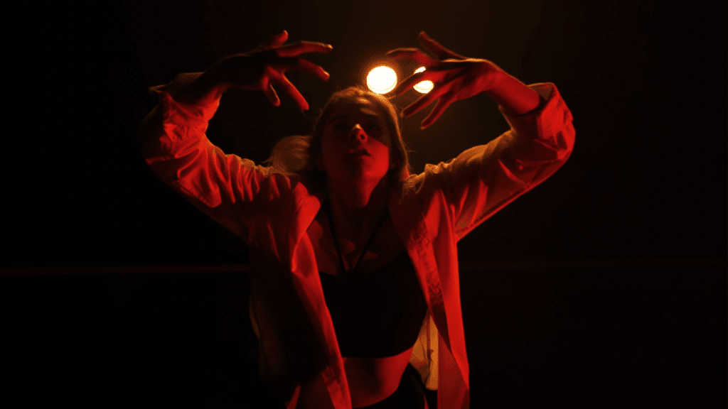 photo de Léni Wyona se livre dans son nouveau clip « Mon Démon »