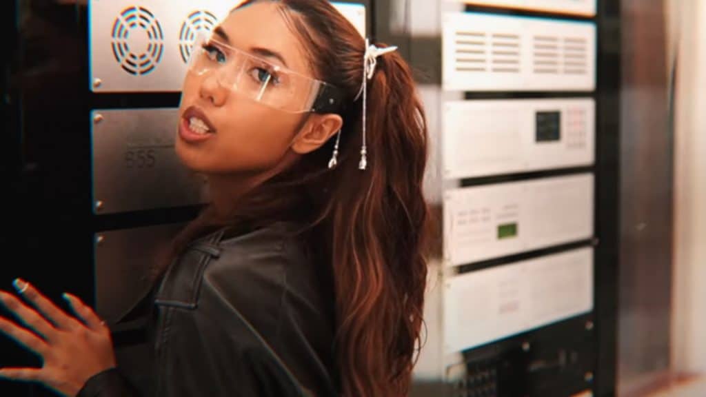 photo de MUS4 se plie en 4 pour son nouveau clip « Mathématiques »