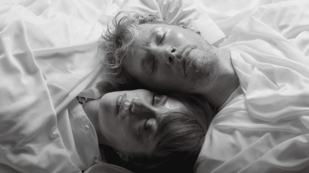 photo de « Monte le son », et regarde le nouveau clip de Maël Jones