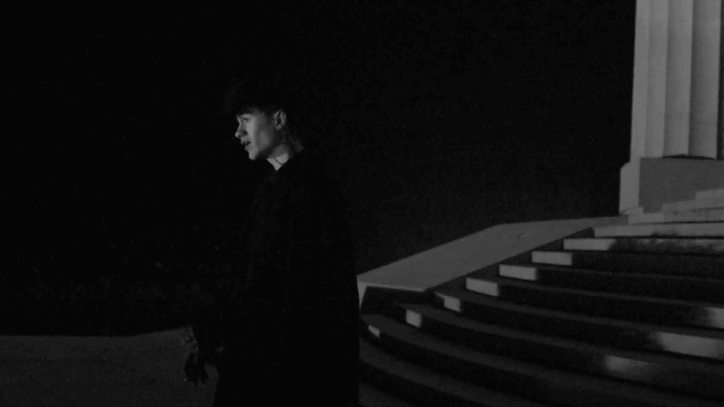 photo de SORMA, dans la nuit noire pour son nouveau clip « Équinoxe »