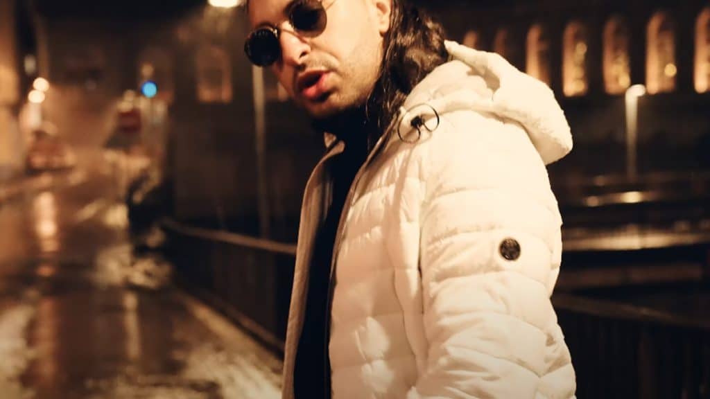 Traffy rappe sous la pluie pour son nouveau clip « Lutèce » photo de Traffy rappe sous la pluie pour son nouveau clip « Lutèce »