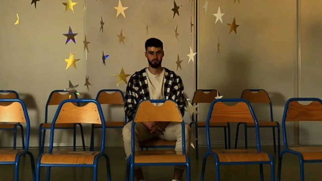 photo de Victor Âm débarque avec sa plus belle « Feuille à Carreaux » pour son nouveau clip