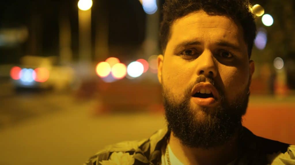 photo de Vincent C. raconte l'histoire de « Un chien et une bouteille » dans son nouveau clip