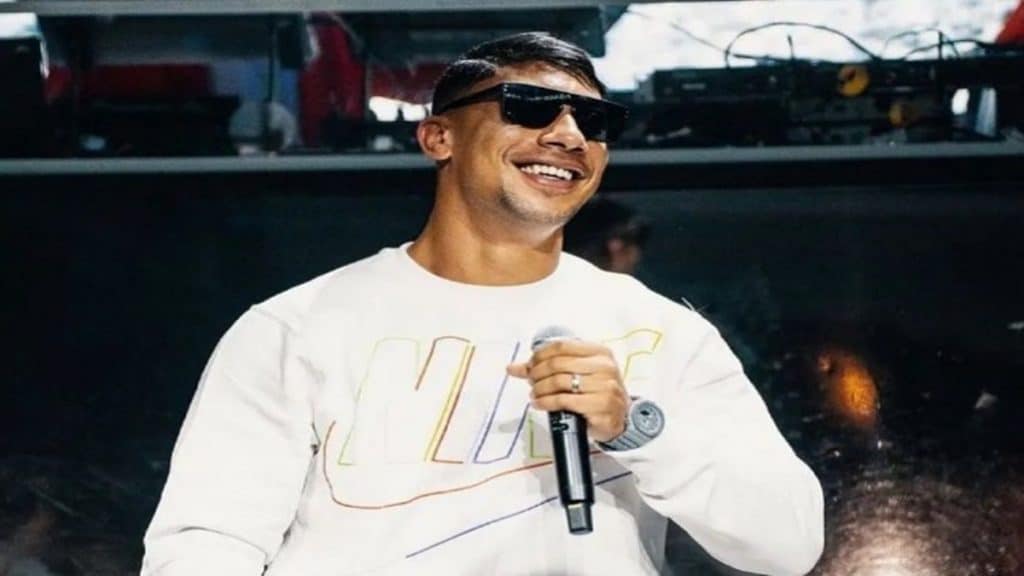 Photo de Maes promet de s'embrouiller avec les Youtubeurs qui feront des vidéo réactions négatives