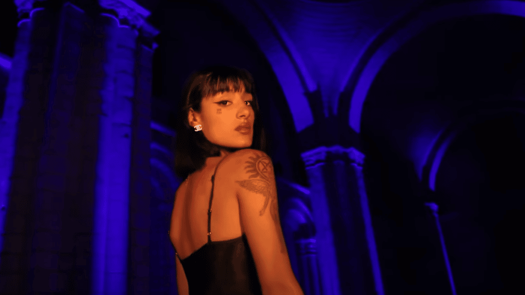 photo de Attention, Honey Lee « Need Attention » dans son nouveau clip