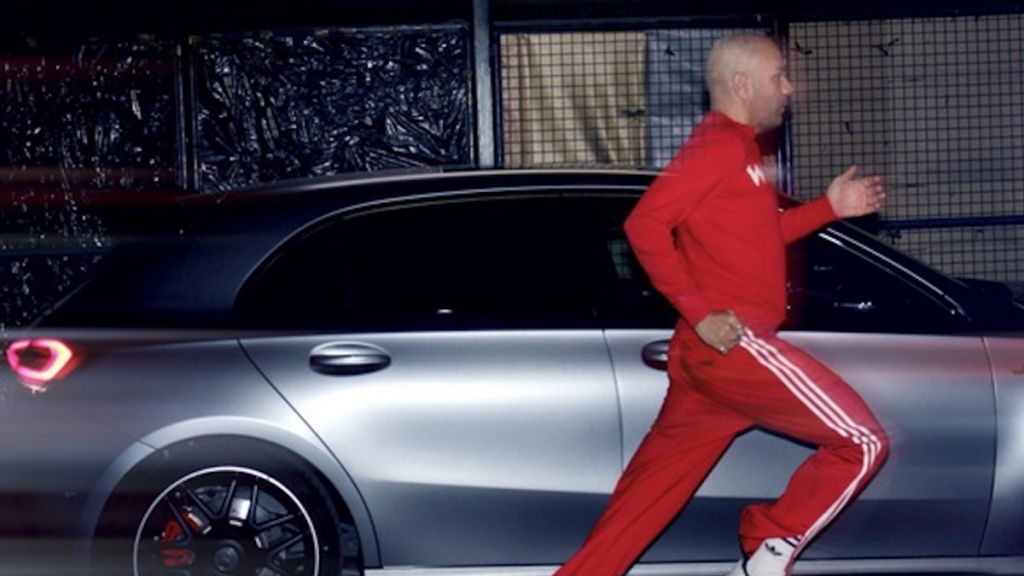 photo de Barange à fond la caisse dans son nouveau clip Go Fast