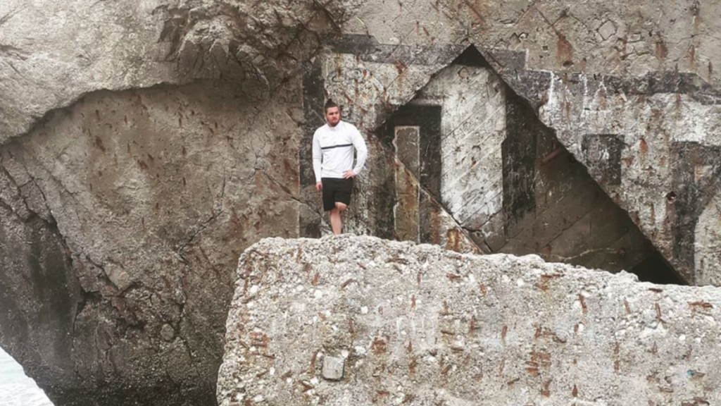 photo de Corre Vz en pleine Insomnie dans son nouveau clip