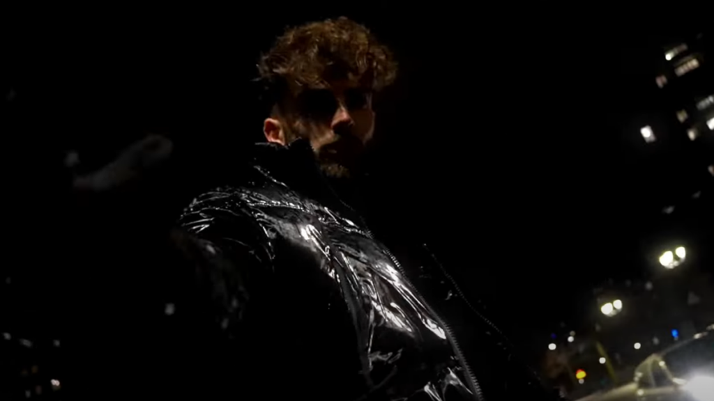 photo de TÉO B rappe pour son « Âme sœur » dans son nouveau clip