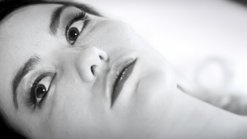 photo Découvrez « Waiting For The Gaze », cette bombe POP-rock signée CAROL-ANN