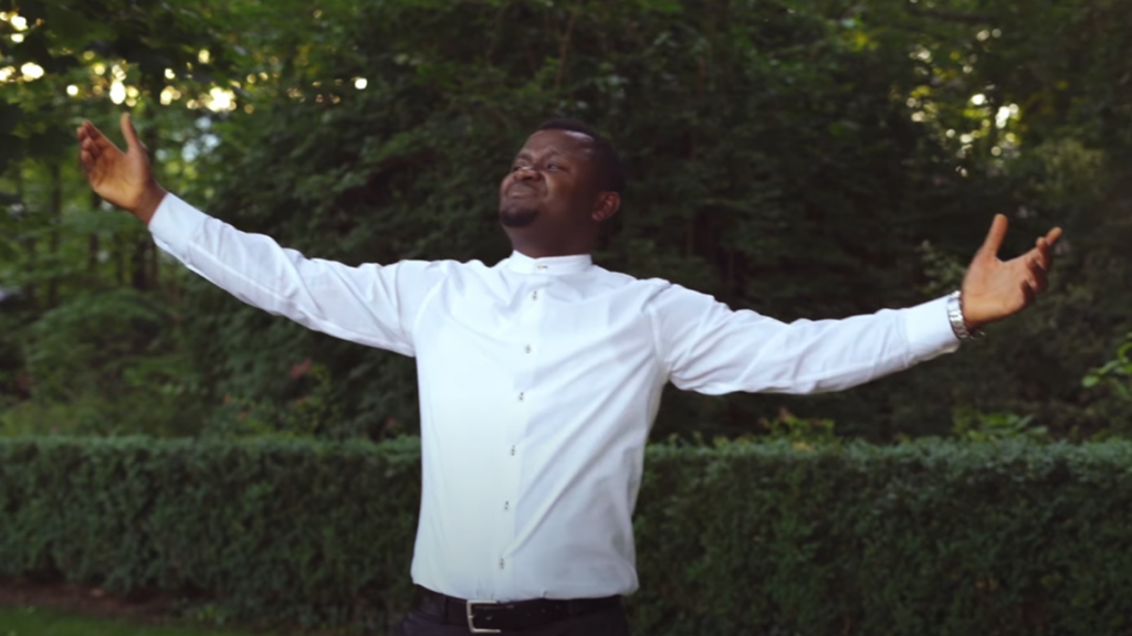 photo de Alexandre Nguti chante « THANK YOU LORD » pour son nouveau clip