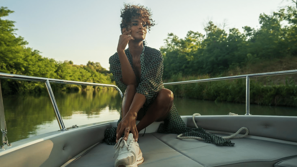 photo de Arrêtez tout ! LOUÏZ a un message de la plus haute importance dans son nouveau clip...