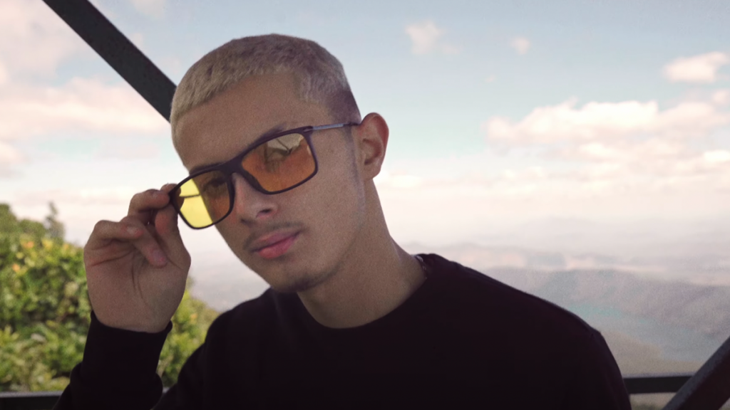 photo de Azic est « Toujours le même » dans son nouveau clip