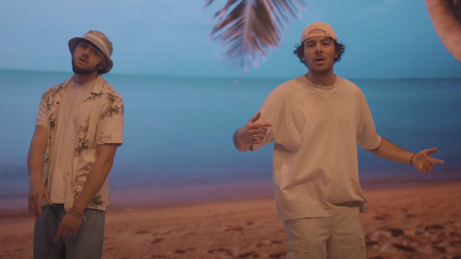 photo de Découvrez le rap mielleux de Bleu avec leur nouveau clip, « Honey »