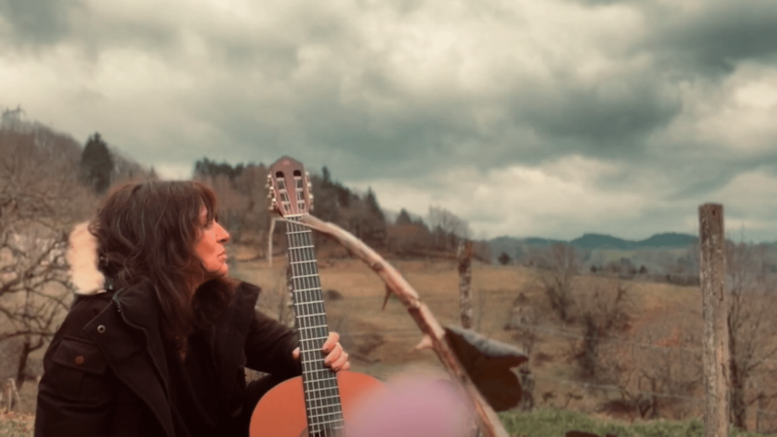 photo de « Dieu est une femme » dans le nouveau clip d'Aleksandre