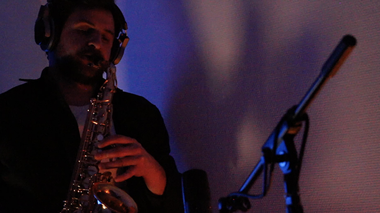 photo de Durev bloqué dans l'appartement dans son dernier SAX freestyle