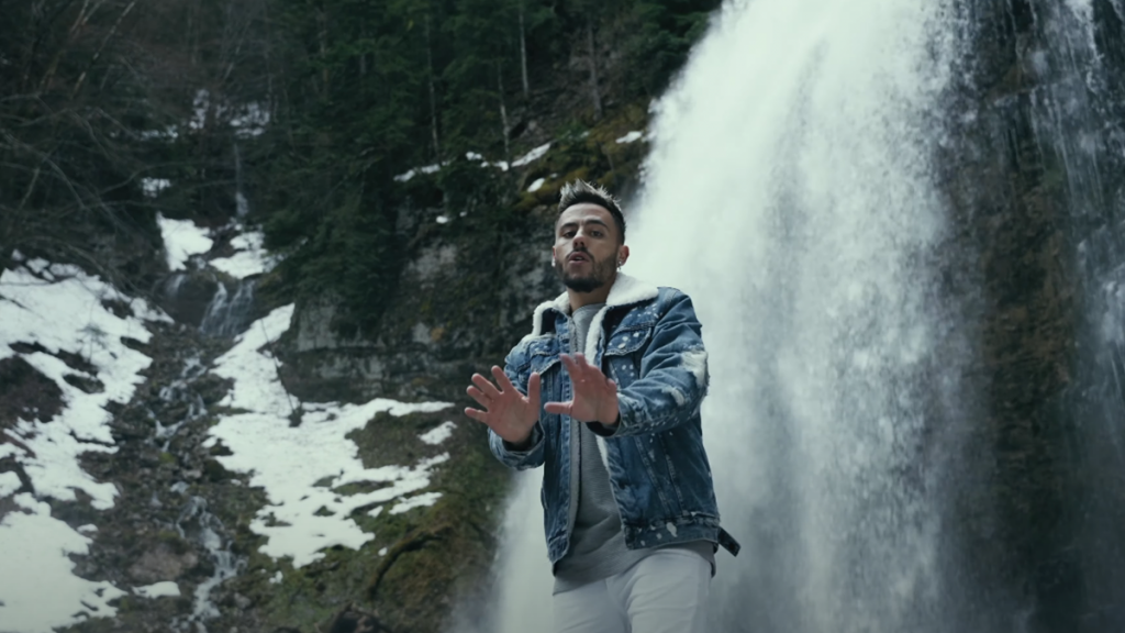 photo de Jovan est « Tout en haut » avec son nouveau clip
