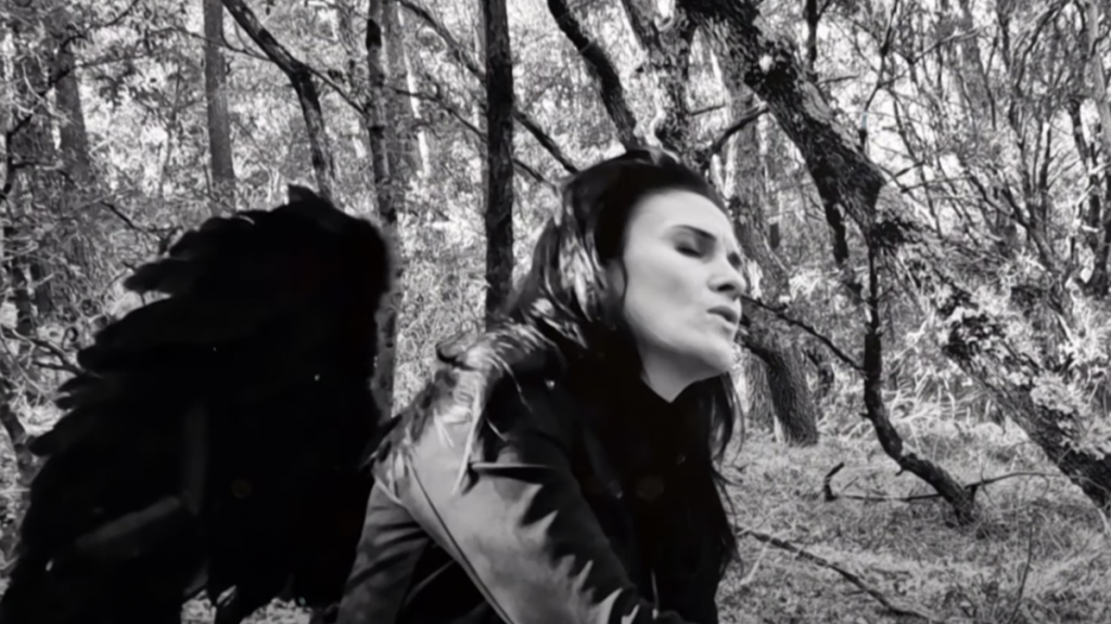 photo de Karyn AeL chante « Mon Ombre » pour son nouveau clip