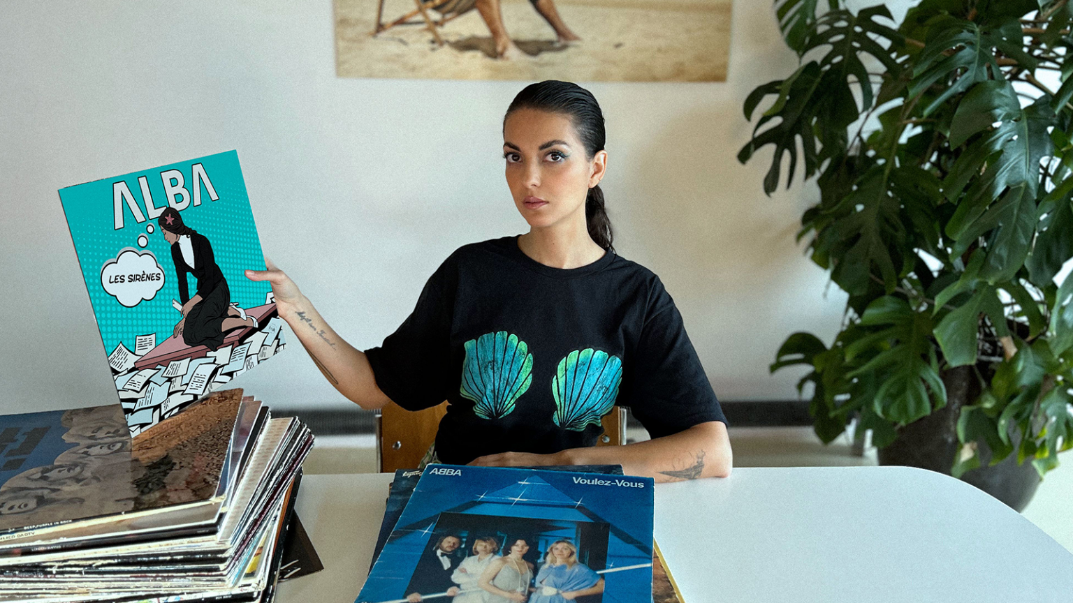 photo de « Les sirènes » nous font de l'œil dans le nouveau clip d'Alba 2