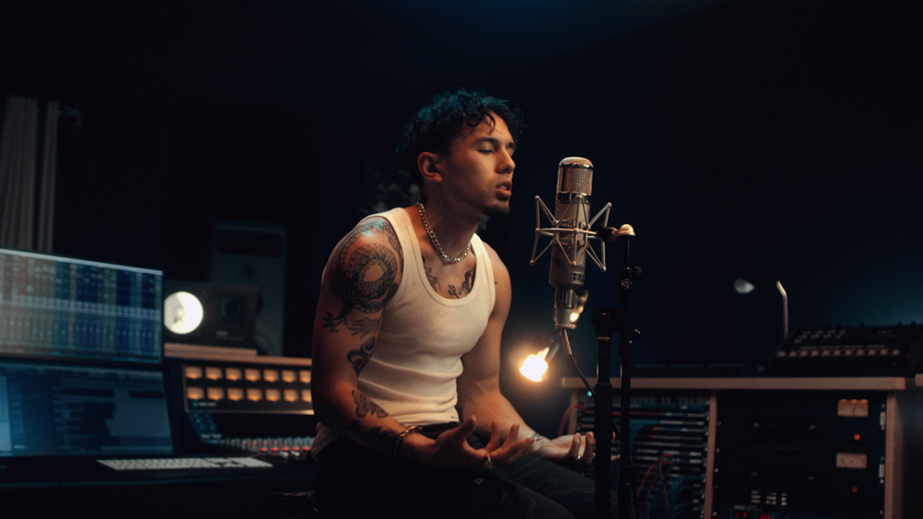 photo de Rayno en pleine Chute Libre pour son nouveau clip