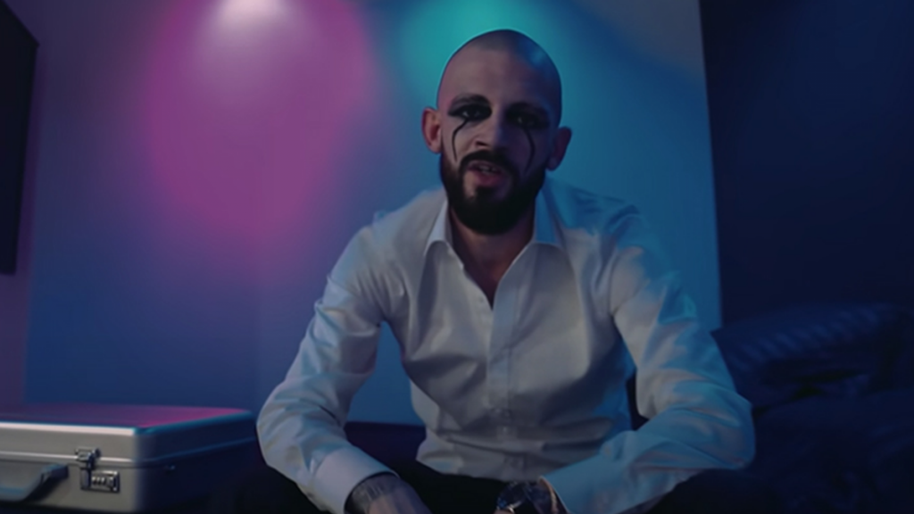 photo de Sena est ultra-chaud dans son dernier clip L'anneau