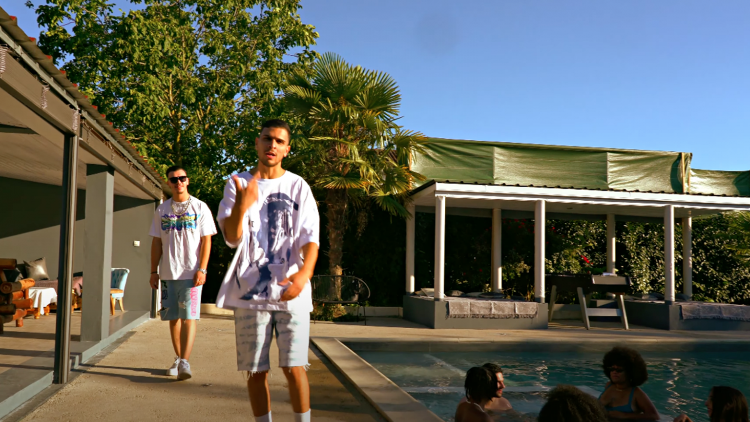 photo de Sounet met le feu à l'instru pour son nouveau clip Mec De Soirée