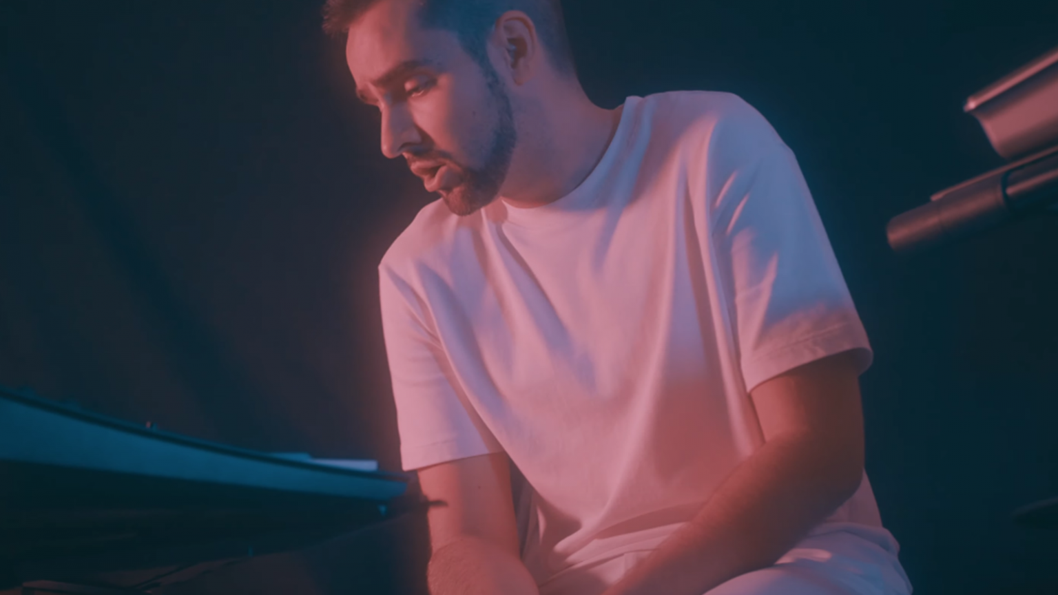 photo de TonyDaniel livre « Un autre bout de moi » dans son nouveau clip