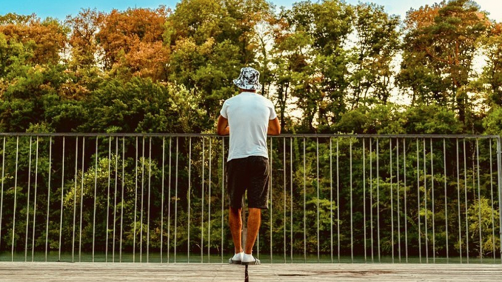 photo de kheyy vient prolonger l'été avec son nouveau titre Ma Bella