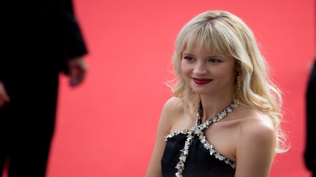 Photo de Angèle en couverture du célèbre magazine de mode « Antidote »